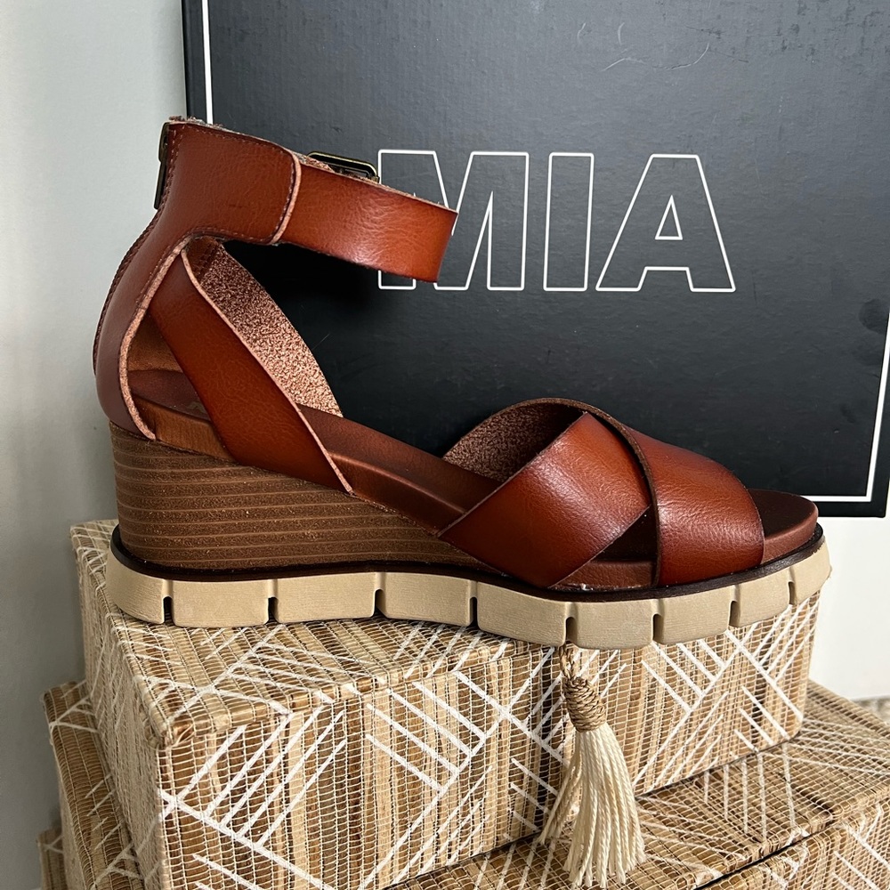 New! Never Worn MIA Wedge Sandals size 8